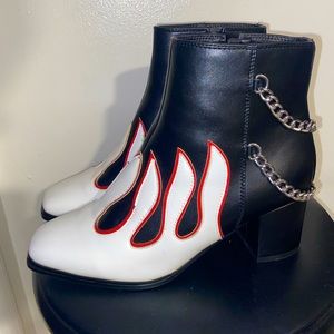 Fire booties w/ chainz size 9🔥🔥❤️‍🔥❤️‍🔥❤️‍🔥